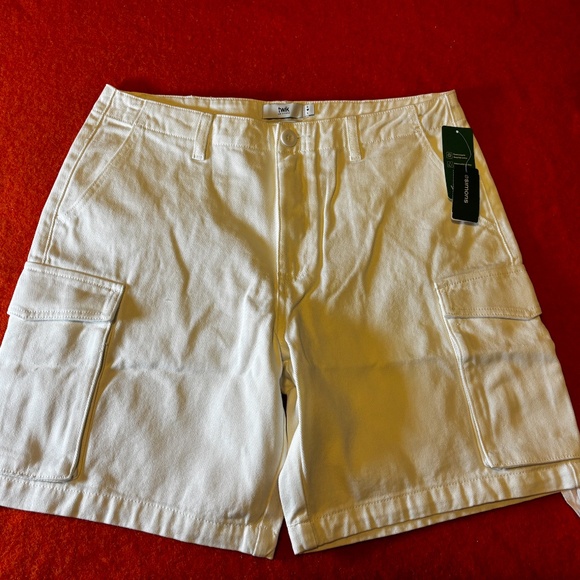 White denim cargo pockets loose short jorts NWT - Picture 3 of 13